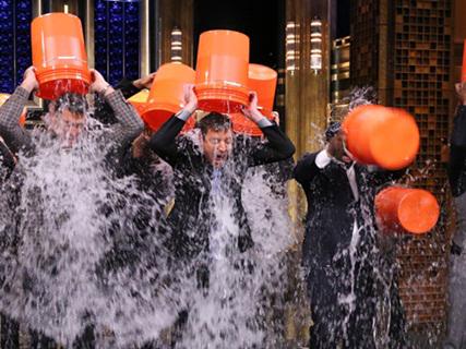 一場(chǎng)精心策劃的營(yíng)銷(xiāo)活動(dòng)傳播，冰桶挑戰(zhàn)