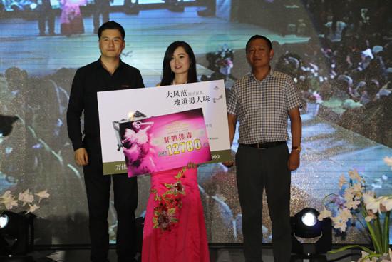 華域龍灣營(yíng)銷(xiāo)策劃部長(zhǎng)頒獎(jiǎng)