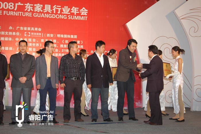 企業(yè)為什么有必要策劃年度表彰大會(huì)？該如何策